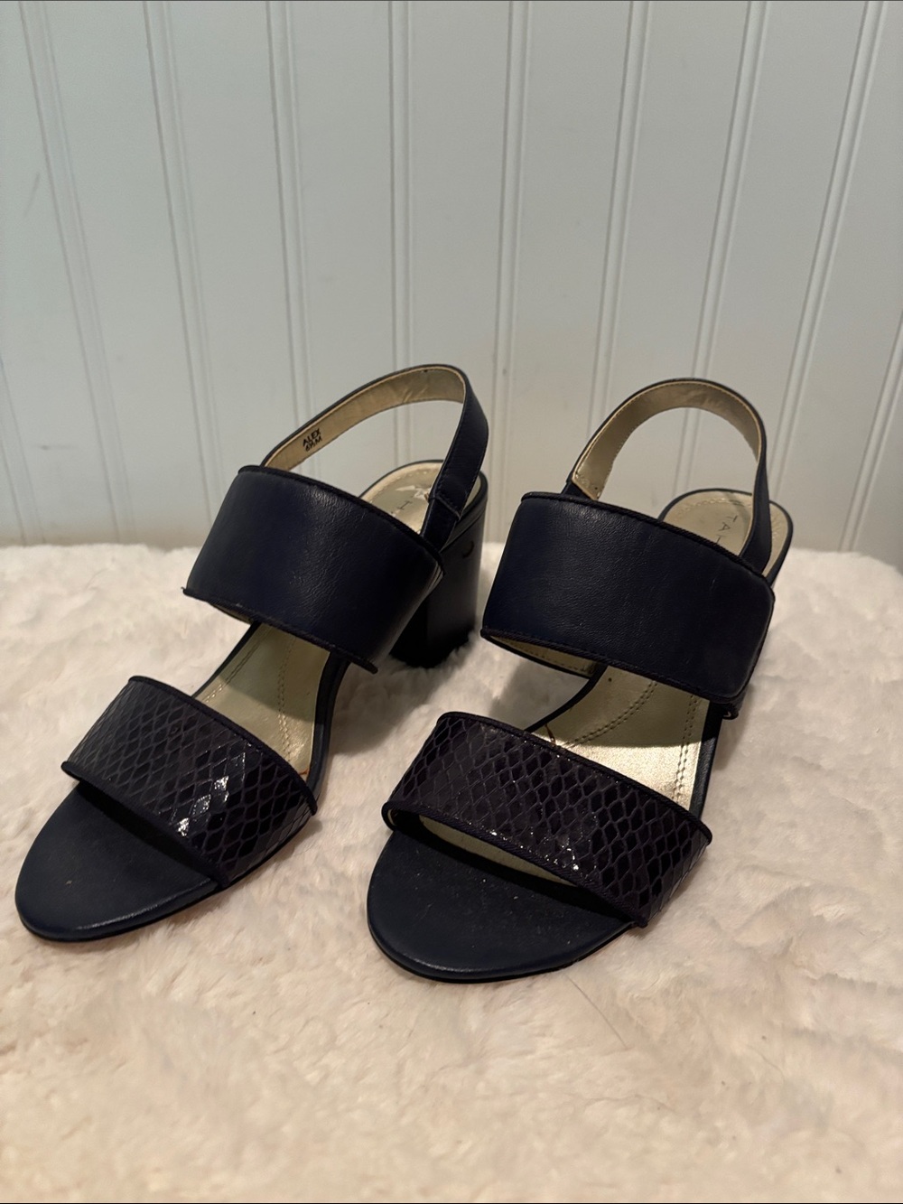 Tahari Alex Navy Leather Sandals Size 6.5